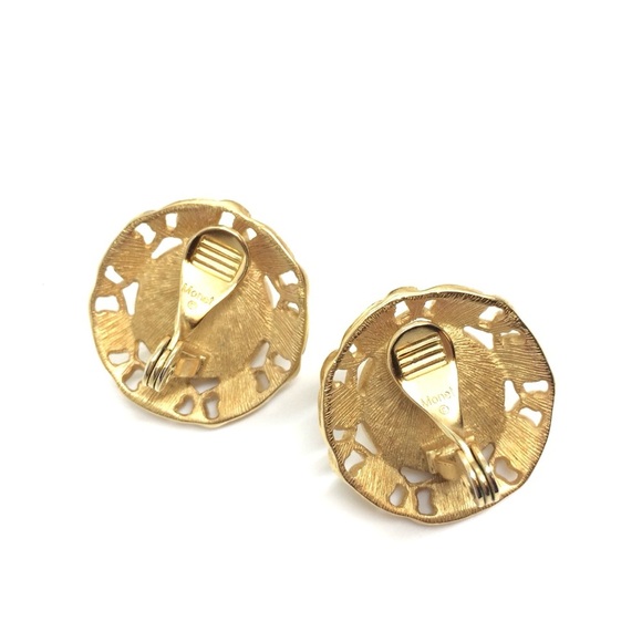 VINTAGE MONET BUTTON CLIP-ON EARRINGS DOMED SNAIL CHAIN GOLD TONE BRUSHED SHINY - Picture 11 of 12